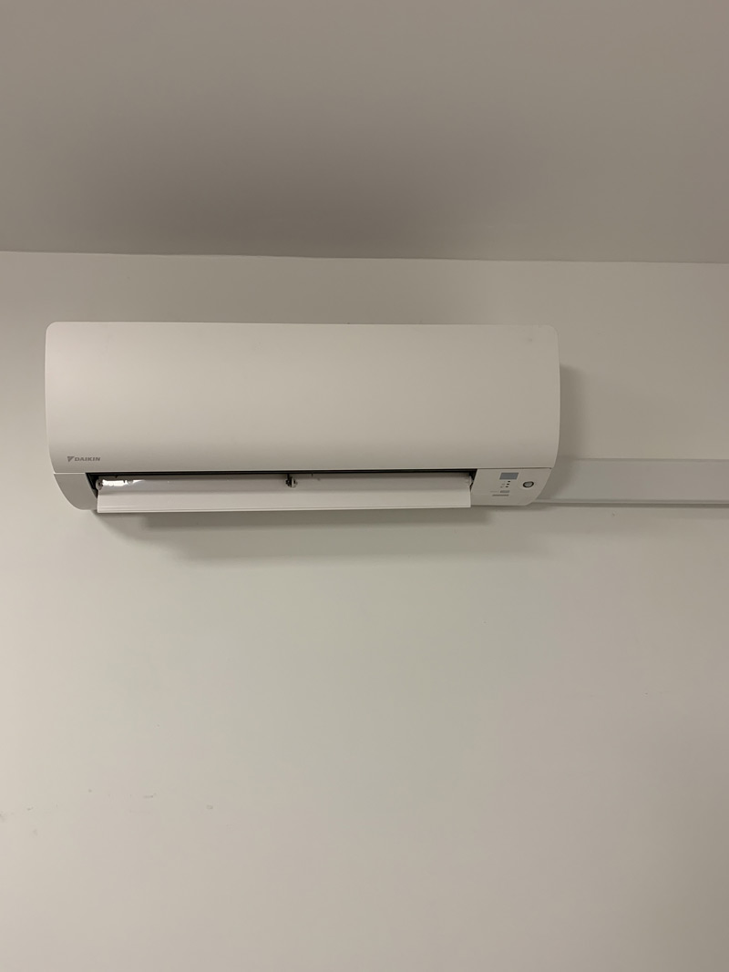 Pose d'une unité intérieure de climatisation réversible DAIKIN système de pompe à chaleur air-air à Montélimar