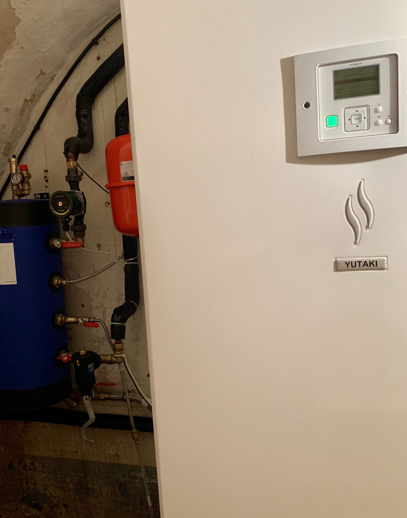 Installation dans cave du module hydraulique de pompe à chaleur YUTAKI S COMBI avec une production d'eau chaude sanitaire ballon thermodynamique à PRIVAS