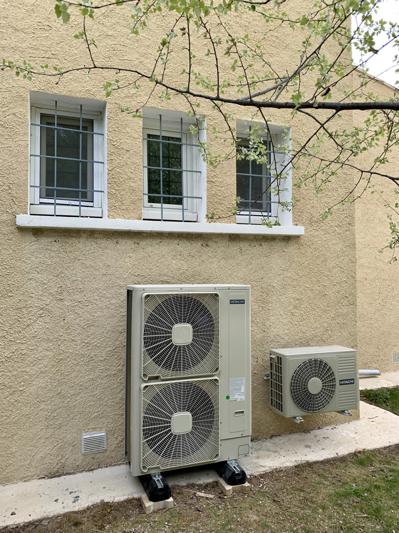 Installations de générateurs thermodynamiques pour captage des calories naturelles présentes dans l'air extérieur avec système de pompe à chaleur air eau HITACHI à Dieulefit