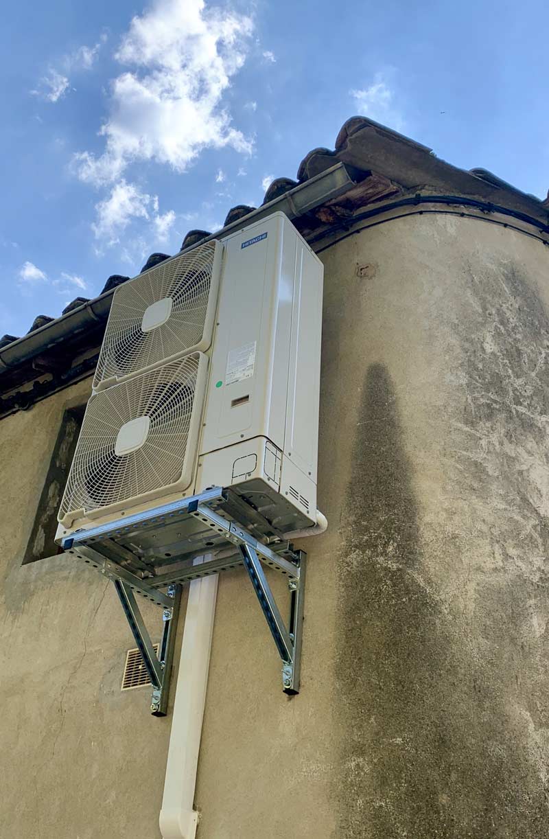 Grutage et fixation en hauteur d'un générateur thermodynamique de pompe à chaleur air eau pour intégration paysagère dans village de LA BEGUDE DE MAZENC
